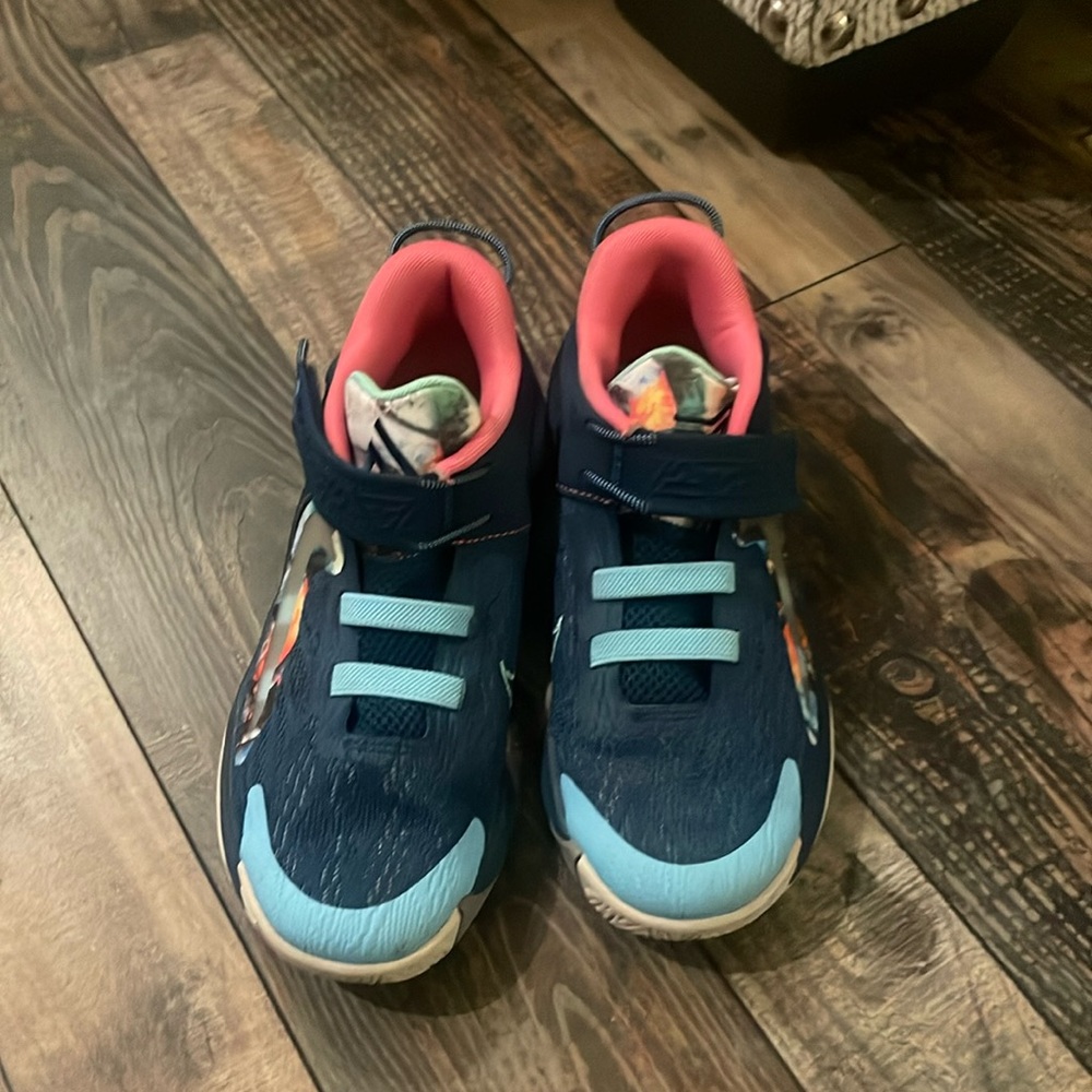 Nike girls shoes